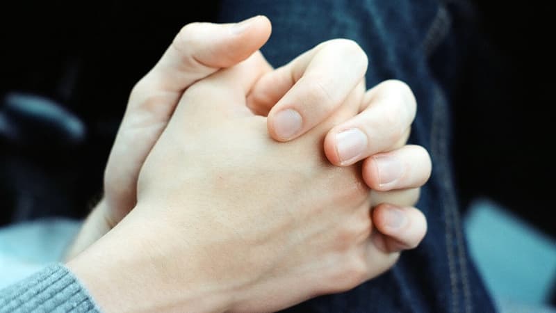 Faire craquer ses mains ne serait pas mauvais pour les articulations.