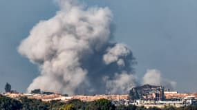 Un panache de fumée éclate lors d'un bombardement israélien sur le nord de la bande de Gaza, près de la frontière avec le sud d'Israël, le 17 décembre 2023, au milieu des combats continus entre Israël et le groupe militant Hamas.