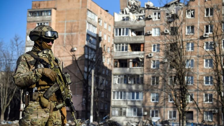 Un soldat russe face à un immeuble en partie détruit à Donetsk, capitale de la république auto-proclamée du même nom, le 11 avril 2022. 