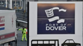 Des camions arrivent au port anglais de Douvres le 31 décembre 2020 alors que le Royaume-Uni s'apprête à quitter le marché unique européen 