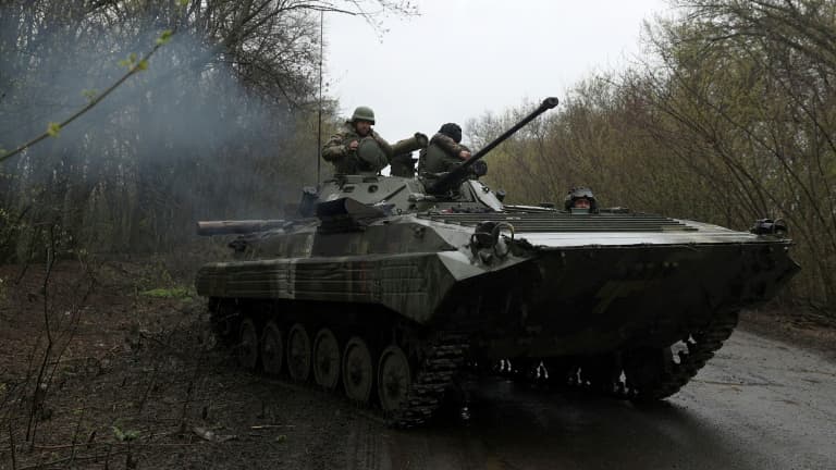Un blindé ukrainien près de la ligne de front dans le district d'Izioum en Ukraine, le 18 avril 2022
