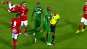 Brésil : un défenseur de Guarani pète un plomb et fait tomber l’arbitre 