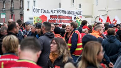 Des syndicalistes de la CGT rassemblés au Havre pour manifester pour la hausse des salaires et contre les réquisitions dans les raffineries, le 18 octobre 2022