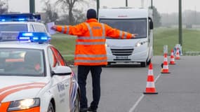 Contrôle de police près de Arlon, zone proche de la frontière entre le Luxembourg et la Belgique, le 2 janvier 2021