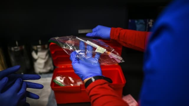 Un membre du personnel médical manipule le vaccin Pfizer/BioNtech contre le Covid-19 au Research Centers of America à Hollywood (Floride, USA), le 18 décembre 2020