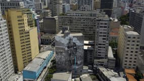 Vue aérienne de la fresque de l'artiste Mundano "Le pompier de la forêt" à Sao Paulo, le 13 octobre 2021