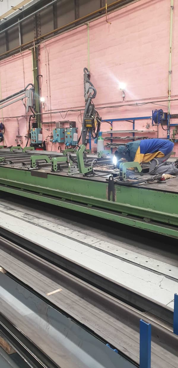 Un soudeur d'Alstom au travail pour assembler les plaques d'acier qui formeront la caisse de la motrice du TGV M