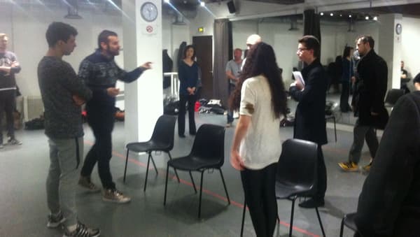 Ladislas Chollat dirige les comédiens pendant le tableau "Belle Journée" Ladislas Chollat dirige les comédiens pendant le tableau "Belle Journée"