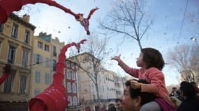 Une fillette assise sur les épaules de son père le 29 janvier 2017 à Marseille 