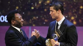Pelé et Cristiano Ronaldo lors de la remise du prix du joueur FIFA de l'année 2008, le 12 janvier 2009.