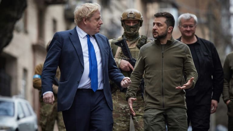 Le président ukrainien Volodymyr Zelenski (d) et le Premier ministre britannique Boris Johnson à Kiev, le 9 avril 2022