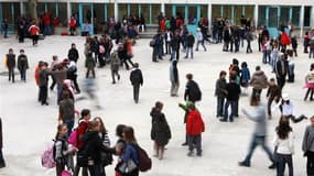 Deux mille cinq cent "emplois d'avenir professeur", destinés aux étudiants boursiers issus de zones défavorisées, ont été créés depuis le lancement du dispositif mi-janvier, a annoncé jeudi Jean-Marc Ayrault. /Photo d'archives/REUTERS/Charles Platiau