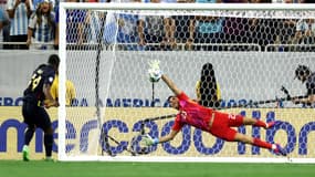 Emiliano Martinez arrête un tir au but lors d'Argentine-Equateur (1-1, 4 t.a.b. 2, Copa America), le 4 juillet 2024