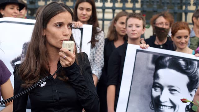Anne-Cécile Mailfert, porte-parole d' "Osez le féminisme", lors d'une manifestation le 26 août 2013 à Paris.