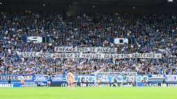 Une banderole contre Emanuel Emegha, capitaine du RC Strasbourg