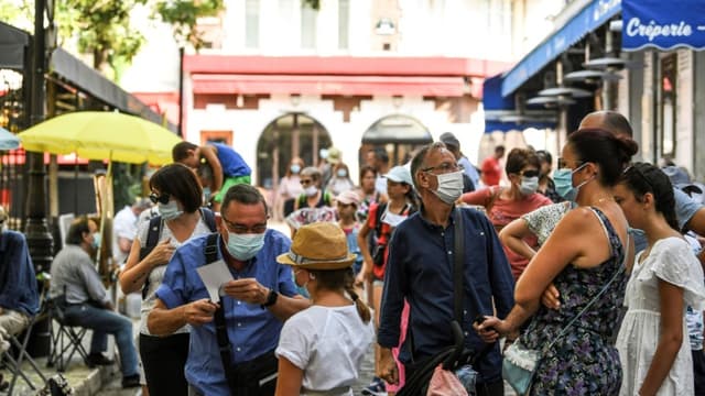 Le port du masque est obligatoire dans certaines zones de Paris, notamment dans le quartier touristique de Montmartre (PHOTO D'ILLUSTRATION).