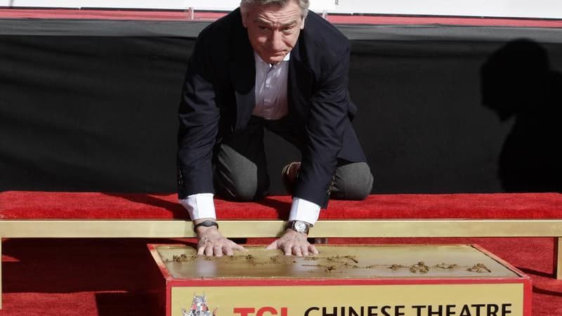 En enfonçant ses mains et ses pieds dans le ciment frais devant le Théâtre chinois d'Hollywood, Robert De Niro a posé sa marque indélébile dans l'histoire du cinéma américain. Ses empreintes figurent désormais aux côtés de celles de Marilyn Monroe, Elisab