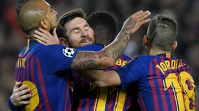 Lionel Messi entouré de ses coéquipiers