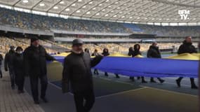 Des Ukrainiens déploient un drapeau géant au stade de Kiev pour marquer la "Journée de l'unité"