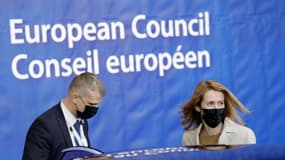La Première ministre d'Estonie Kaja Kallas se prépare  monter en voiture à l'issue d'un sommet de l'UE avec des pays de l'Est le 15 décembre à Bruxelles
