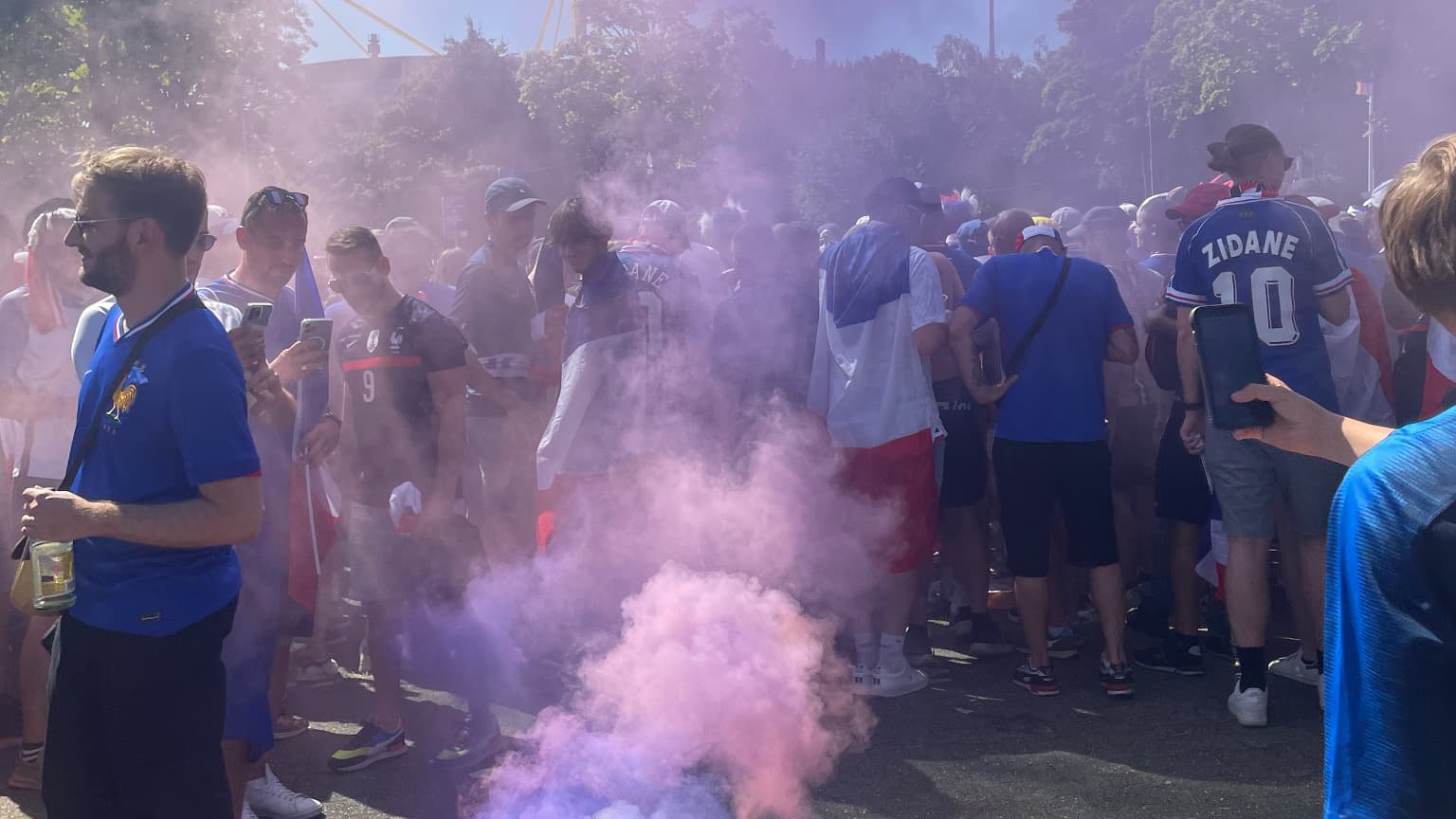 Les supporters des Bleus arrivent en nombre au stade de Dortmund avant France-Pologne, le 25/06/2024