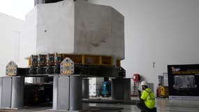  Des ingénieurs travaillent autour de l'aimant le plus puissant du monde lors de sa livraison au projet international de fusion nucléaire Iter à Saint-Paul-les-Durance, dans le sud de la France, le 9 septembre 2021.