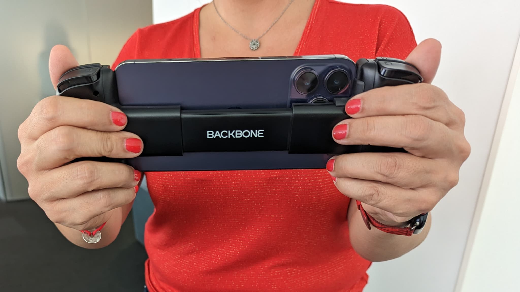 L'iPhone 14 Pro Max tient dans la manette Backbone One.