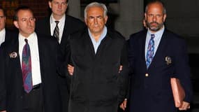 Dominique Strauss-Kahn, dans la nuit de dimanche à lundi, à sa sortie du commissariat de Harlem.