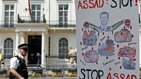 Devant l'ambassade de Syrie à Londres. Les pays occidentaux ont lancé mardi une offensive diplomatique concertée contre le régime de Bachar al Assad quatre jours après le massacre de Houla, en expulsant notamment les diplomates syriens. François Hollande