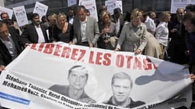 A Paris, en mai, lors d'une manifestation de soutien à Stéphane Taponier (à gauche) et Hervé Ghesquière, les deux journalistes de France 3 otages en Afghanistan depuis le 29 décembre dernier. Les autorités françaises ont des preuves de vie récentes des de