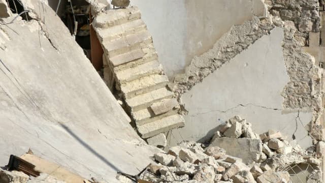 Les décombres d'un bâtiment après un raid des forces rebelles près d'Alep, le 19 juillet 2016