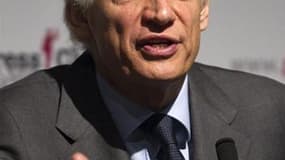 Envers et contre tous, Dominique de Villepin a marqué mardi sa volonté d'aller "jusqu'au bout" de sa candidature à l'élection présidentielle malgré son isolement, écartant tout ralliement, toute "combinaison politicienne", avec le Centre ou l'UMP. /Photo