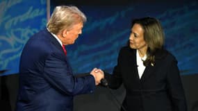 Donald Trump et Kamala Harris se serrent la main avant le débat présidentiel, à Philadelphie, le 11 septembre 2024