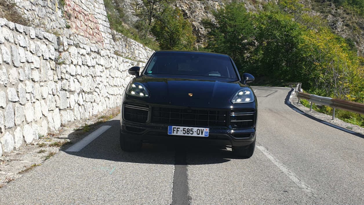 Cette version Turbo du Cayenne Coupé dispose d'un V8 bi-turbo 4 litres de 550 chevaux.