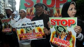 Protestation à Djakarta contre le projet d'une église de Floride qui veut brûler un exemplaire du Coran pour l'anniversaire des attentats du 11-septembre. De hauts dignitaires religieux américains se sont joints mardi à la condamnation de cette initiative