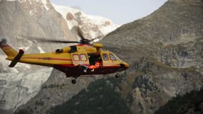 Hélicoptère de secouristes en opération dans les Alpes. (Photo d'illustration)