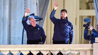 Didier Deschamps et Hugo Lloris saluant les supporters français, place de la Concorde à Paris