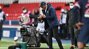 Antoine Kombouaré savoure la victoire sur la pelouse du PSG.
