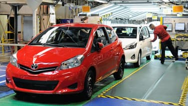 Deux Toyota Yaris sur la ligne d'assemblage du constructeur nippon à Onnaing, près de Valenciennes, en 2013.