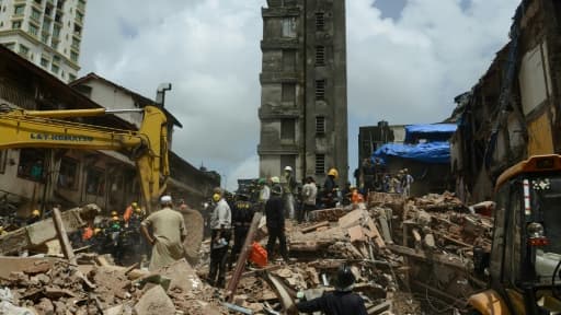 Les effondrements d'immeubles sont fréquents en Inde: ici les équipes de secours recherchent des survivants dans les décombres d'un immeuble, le 31 août 2017 à Bombay.