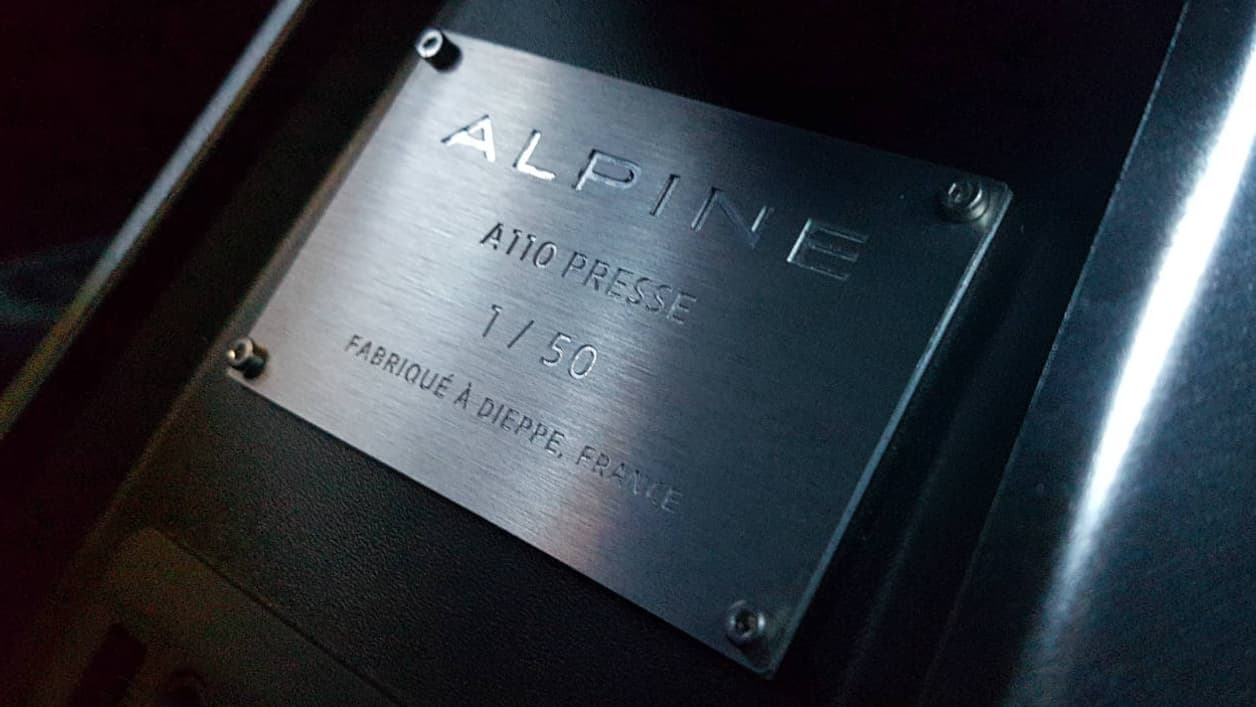 Les tous premiers exemplaires clients de l'A110 sortent seulement des chaines de l'usine de Dieppe (Seine-Maritime). Alpine a rodé sa production avec des pré-séries pour les concessionnaires ou les essais presse.