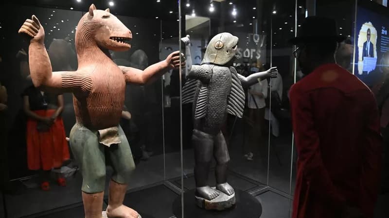 Deux statues, figurant le roi Glèlè (à gauche) et le roi Behanzin (à droite) parmi les œuvres restituées par la France au Bénin. 