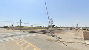 La ligne de chemin de fer qui passe dans la ville de Wasco, dans l'État américain de Californie, en mai 2023.