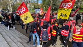 Une centaine de personnes ont manifesté vendredi après-midi devant le commissariat de Strasbourg 