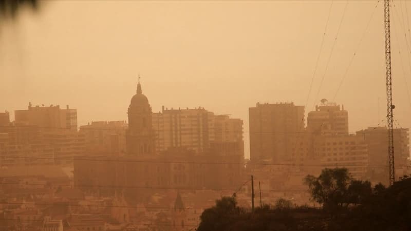 Le ciel orangé dû aux poussières du Sahara sur la ville de Malaga en Espagne, le 15 mars 2022