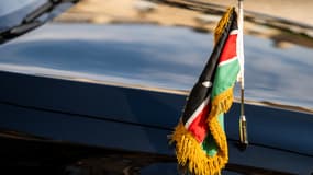Drapeau kenyan sur une voiture officielle. 