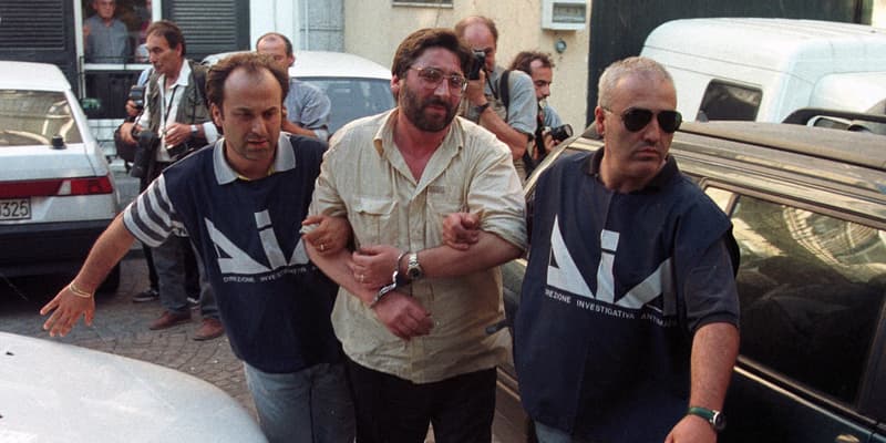 Francesco Schiavone, ancienne figure de la Camorra et nouveau repenti, ici arrêté en juillet 1998 à Casale (Italie).