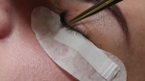 Une pose de faux cils en institut de beauté, en mars 2025.