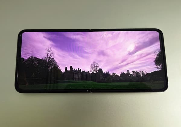 L'affichage vidéo sur le Samsung Galaxy Z Flip 4 est dépourvu de bandes noires.