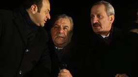 Muammer Güler entouré des ministres des Affaires Etrangères et du ministre de l'Economie turcs, le 24 décembre à l'aéroport d'Ankara.